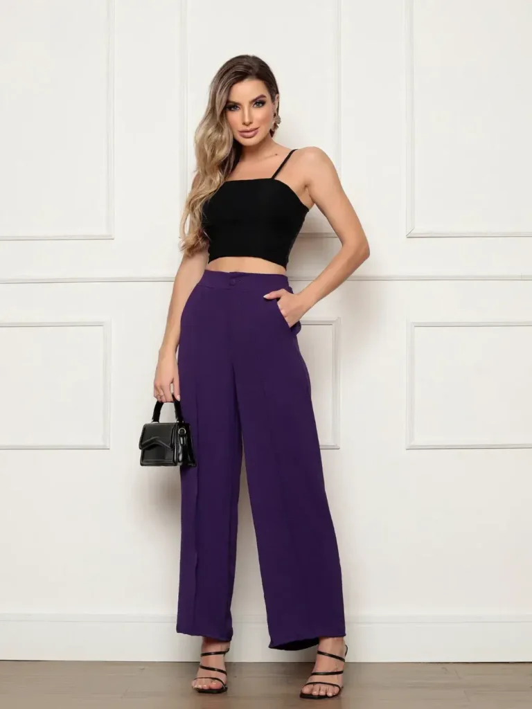 Modelo com calça cor roxo