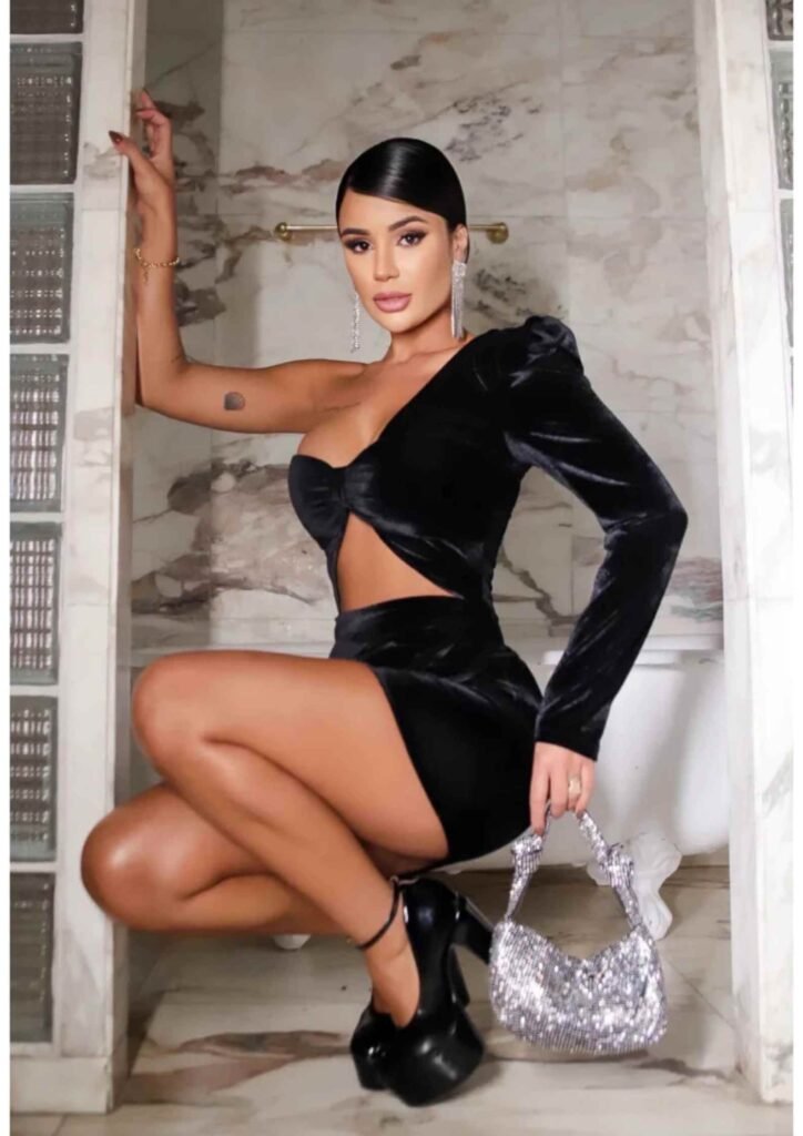 foto com uma mulher com loock em alta.