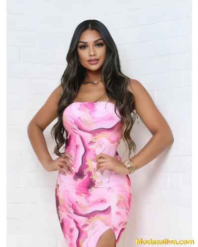 Modelo de vestido midi rosa em alta