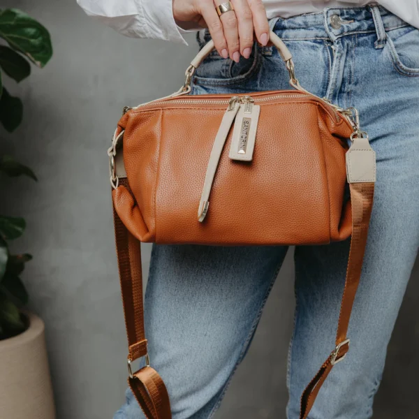 Modelo da bolsa Bolsa Feminina Santorini Transversal Marrom