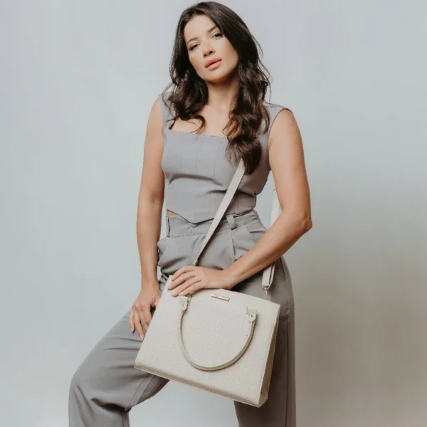 Modelo da Bolsa Feminina Santorini Handbag G-CREME