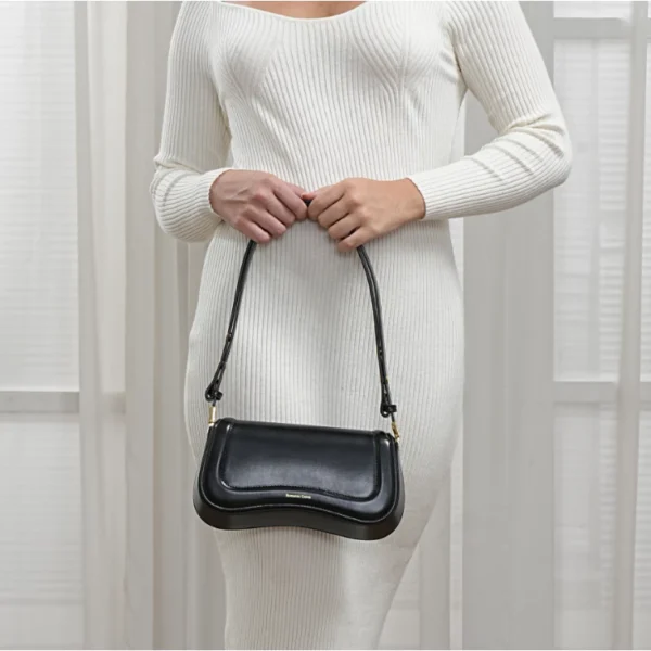 Loock com a Bolsa de Ombro Feminina