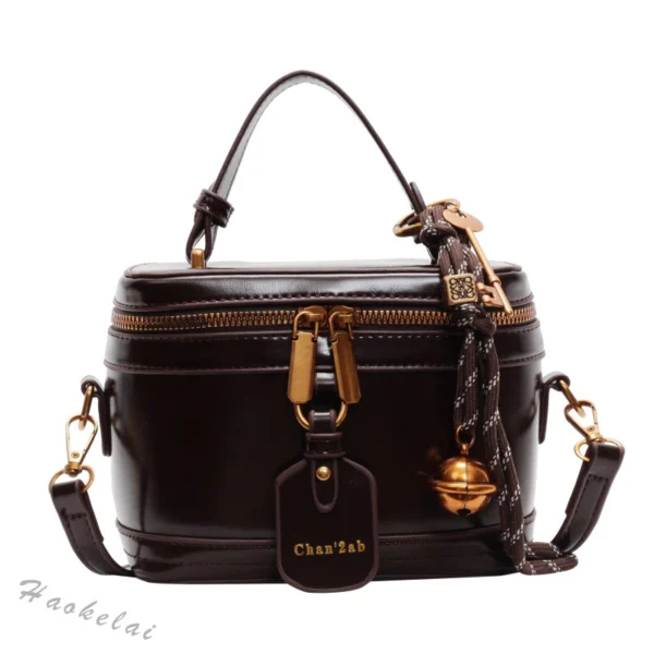 Bolsa de ombro feminina, na cor preta, com detalhe em matelassê". Assim, você descreve a imagem para pessoas com deficiência visual e ajuda nos mecanismos de busca.